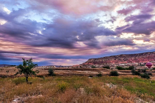 Dawn, bulutlu o altında altında erken sabah sırasında Kızkalesin görünümü