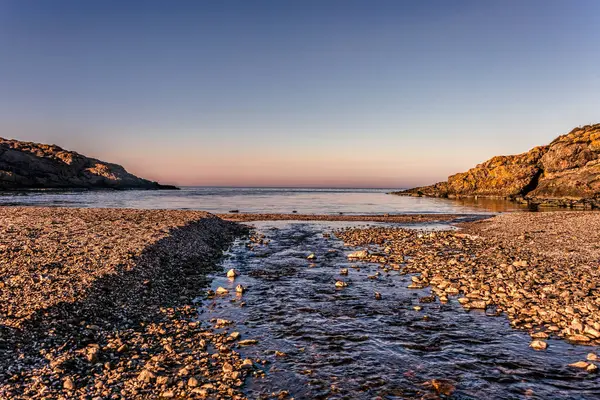 Скелі біля гальковому пляжі на Чорному морі під блакитне небо в Rume — стокове фото