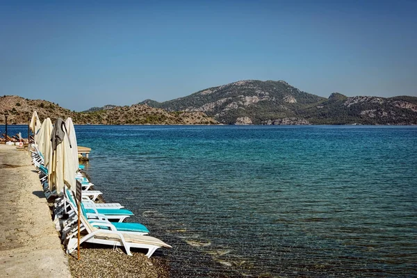Marmaris Türkiye Selimiye Ege Denizi'nde bir çakıl taşı plajda şezlong
