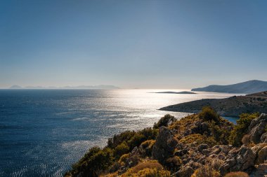 Açık mavi gökyüzü güneş güzel parıldayan altında Cape Knidos görünümü
