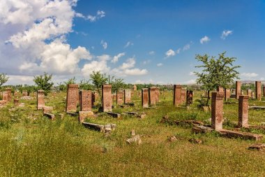 Yeşil kabarık beyaz ile mavi gökyüzü altında Ortaçağ mezarlıkta