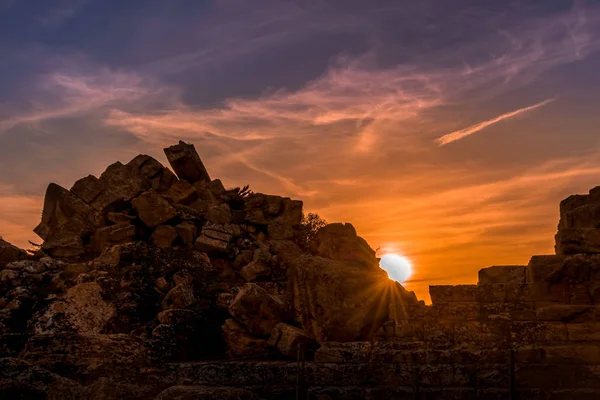 Ruines antiques de la ville sous le coucher du soleil avec des nuages épars — Photo