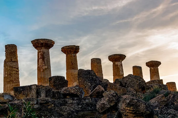 Colonnes antiques de la ville sous le coucher du soleil avec des nuages épars — Photo