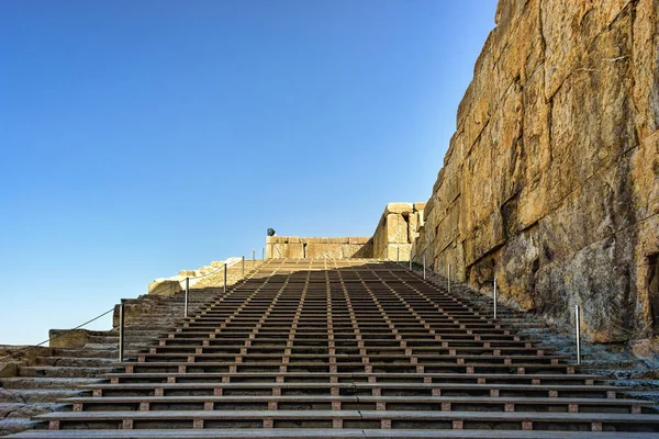 Escaliers en bois menant à une ville antique sous un ciel bleu clair — Photo