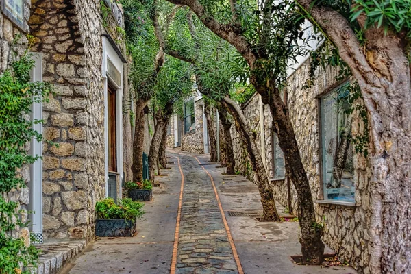 Capri Adası sokak sonra fırtına bulutlu gökyüzü altında