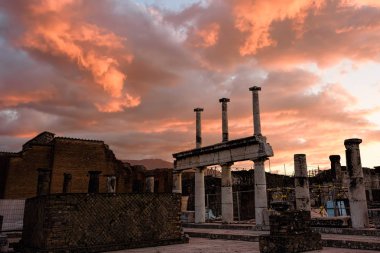Pompei antik kalıntıları kısmen kazılan ve geri yüklenen