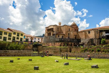 Kabarık bulutlar ile mavi gökyüzü altında yeşil bahçesinde Tapınağı