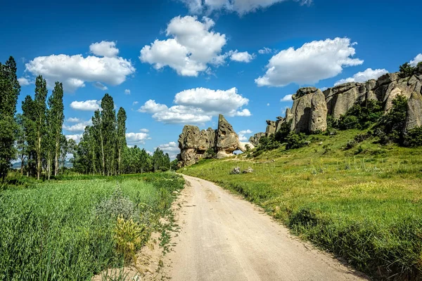 Kabarık beyaz bulutlar ile mavi gökyüzü altında güzel manzara