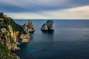 Capri Adası görünüm sonra fırtına bulutlu gökyüzü altında