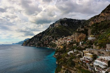 Deniz kıyısında vista ile kabarık beyaz bulutlar mavi gökyüzü altında