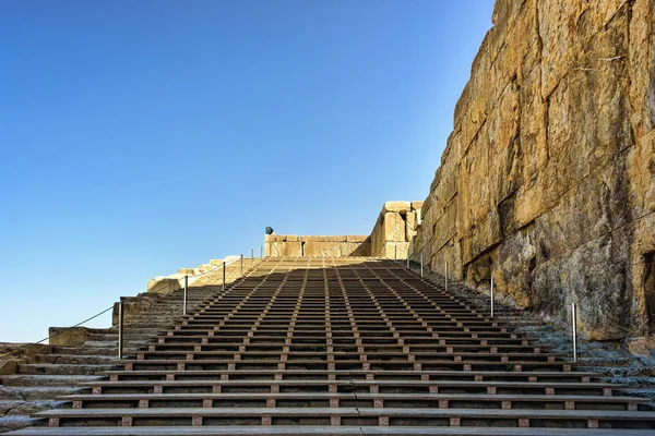 Dřevěné schody vedoucí do antické město v jasné modré skie — Stock fotografie