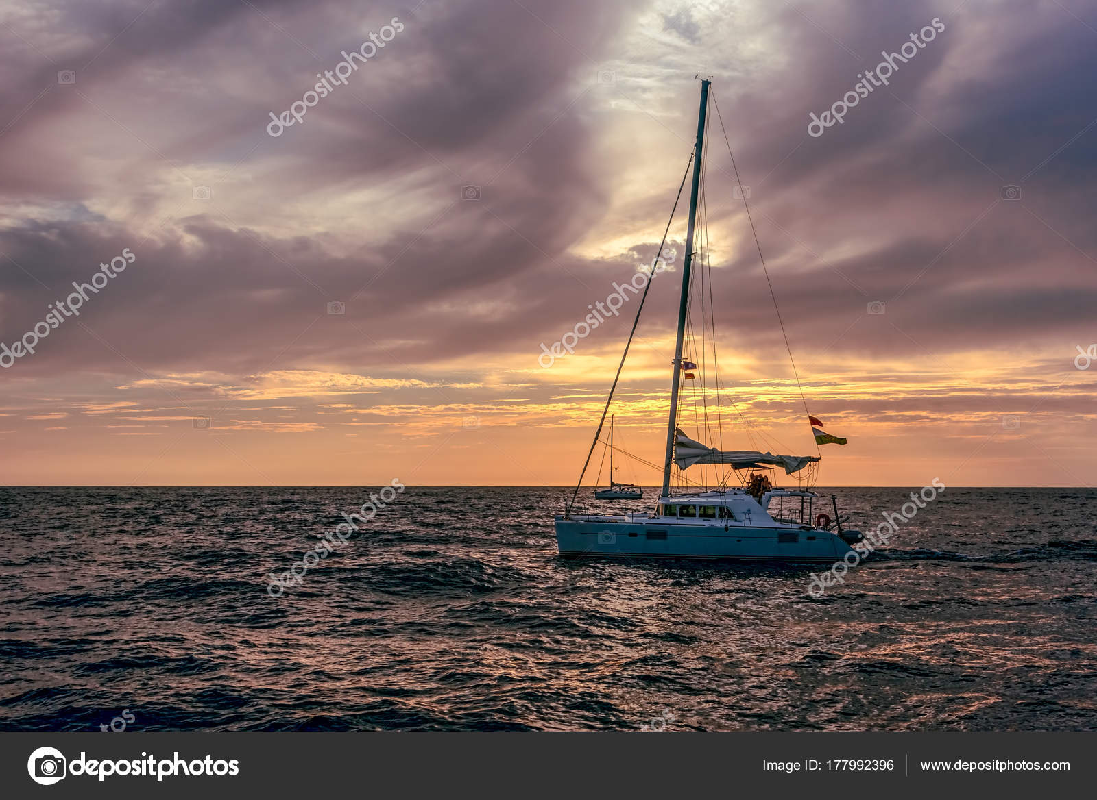 Veleiro em mar aberto durante o