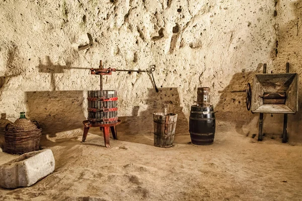 Intérieur des habitations sculptées dans la montagne d'une ville sur — Photo