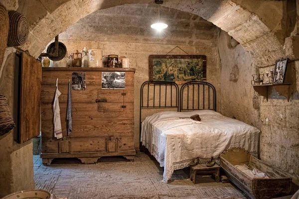 İç konut üzerinde bir şehir dağın oyulmuş