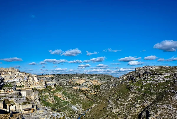 Eine Stadt auf einem Felsvorsprung und ein Komplex von Höhlenwohnungen — Stockfoto