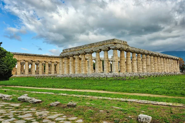 Templo griego en el sur de Italia en la vegetación bajo cielos azules con —  Fotos de Stock