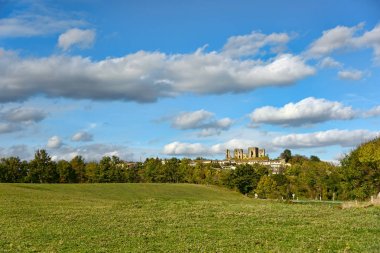 Yeşil bana bir mesafede önünde bir harap ağaçlarla peyzaj