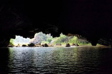 Mağarası Vietnam nehrinde kürek çekme sandal