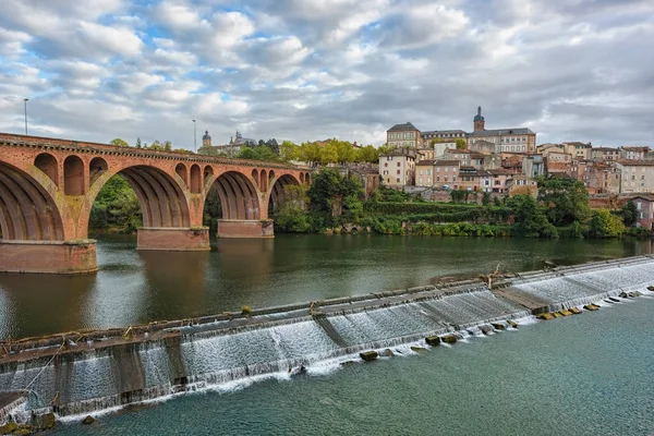 Bir tuğla köprü ve bir küçük insan yapımı ile Ortaçağ nehir şehir