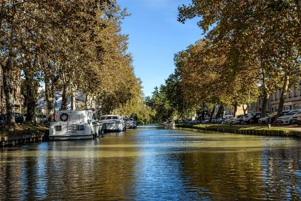 Su kanalı Güney Fransız kasabasında altında açık mavi gökyüzü