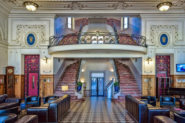 Navíjecí schody vedoucí na balkón v art deco hotel lobb — Stock fotografie