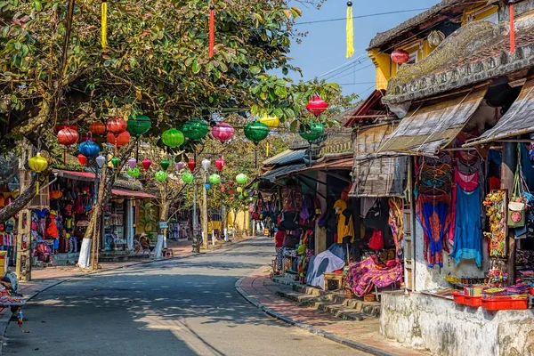 Hoi An Vietnam 'da dükkanları olan renkli bir sokak.
