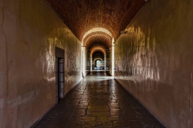 Eski bir saray soluk sarı duvarlı karanlık koridor