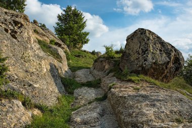 Lastik parça sol tarafta taşlar ile antik yol