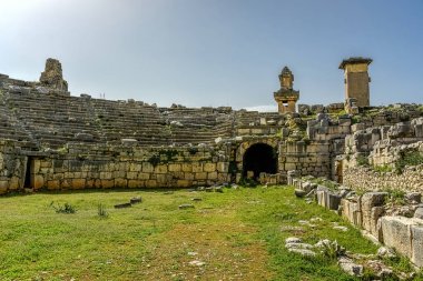 Orkestra gür yeşil çim kaplı bir antik kent Tiyatrosu