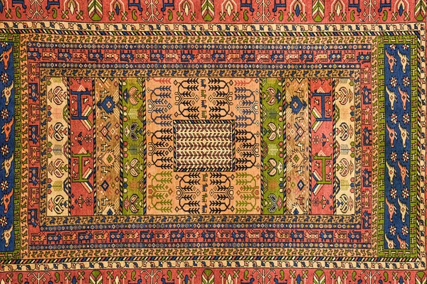 Adet arka plan olarak renkli desenli halı