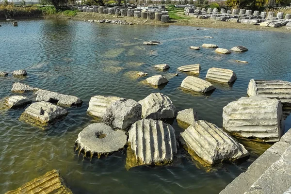 Bir su birikintisi Letoon kutsal tapınak ayağı kalıntıları