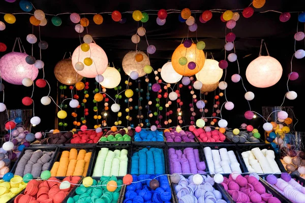 Renkli Noel süsler Weihnachtsmarkt kulübesinde