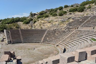 Assos antik tiyatro kısmi görünümünü