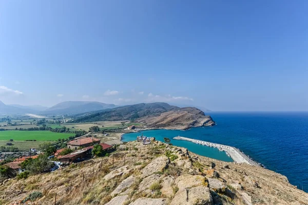 Küçük marina vista ile bir ada bir tepeden bir iskelesi