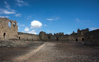 Çöl kale Qasr al Azraq altında açık mavi s Doğu Ürdün