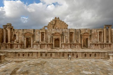 Antik şehir Gerasa bir fırtına sonra tiyatro