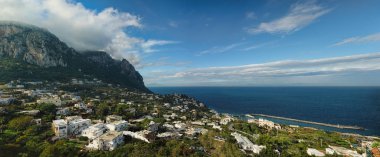 Capri Adası vista bir yağmur fırtınası sonra bulutlu gökyüzü altında