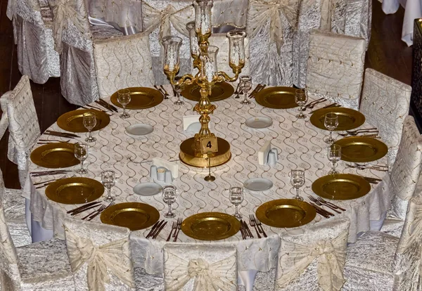 Una mesa de invitados de boda en el proceso de prepararse para el ev — Foto de Stock