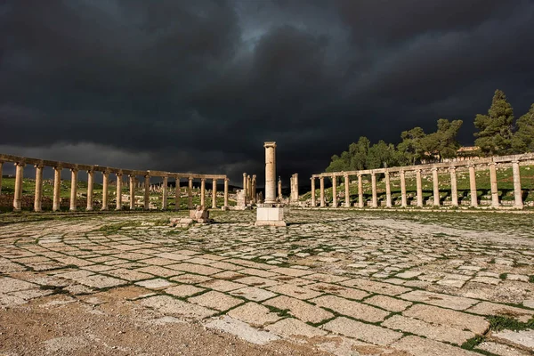 Le forum unique de l'ancienne ville de Gerasa après une tempête — Photo