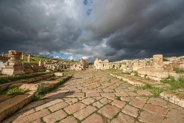 Une route romaine dans l'ancienne ville de Gerasa après une tempête — Photo