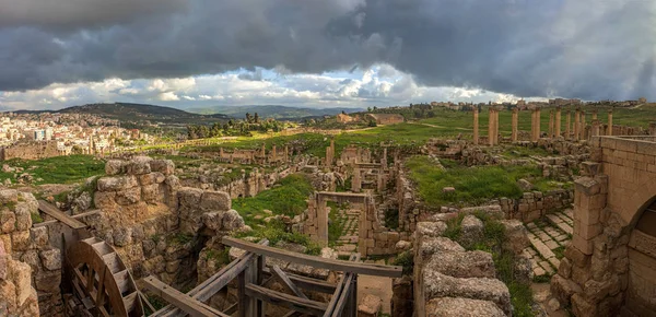 Güçlendirilmiş bir su değirmeni kesme taş Ge antik kentinde gördüm
