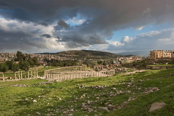 Le forum vista de l'ancienne ville de Gerasa après une tempête — Photo