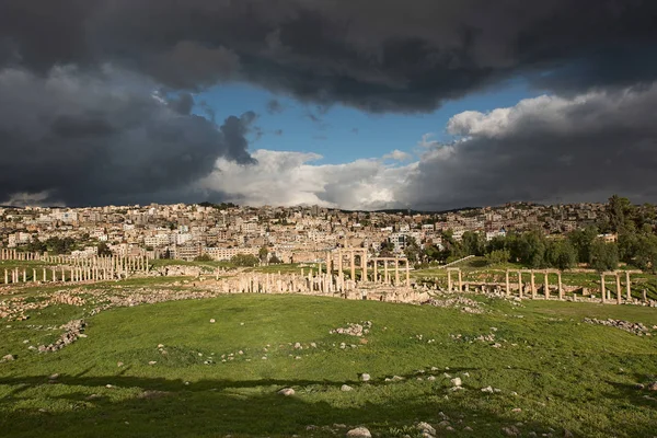 Az ősi város Gerasa egy vihar után részleges kilátás — Stock Fotó