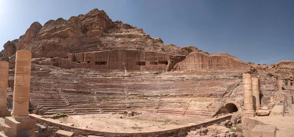 Panoramic view of the Roman theater in the ancient city of Petra — Stock Photo, Image