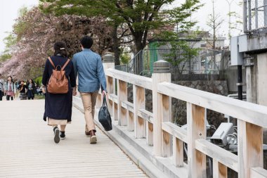 Bir çift bir ahşap köprü