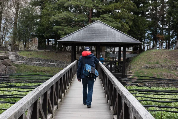 Een man op een brug — Stockfoto