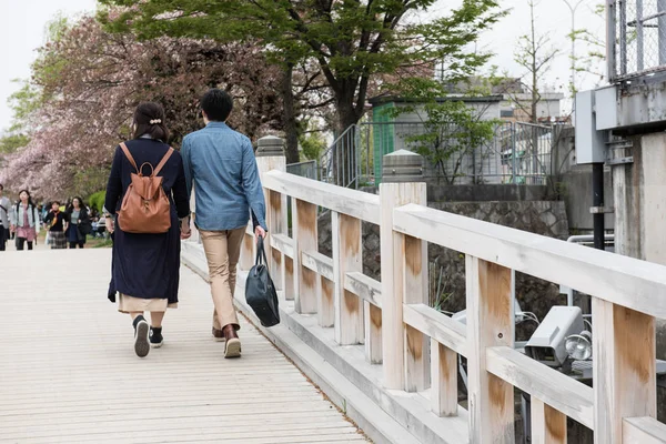 Bir çift bir ahşap köprü