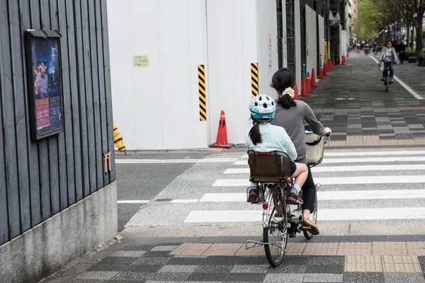 女性と自転車で彼女の赤ちゃん — ストック写真