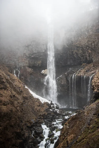 Schöner felsiger Wasserfall — Stockfoto