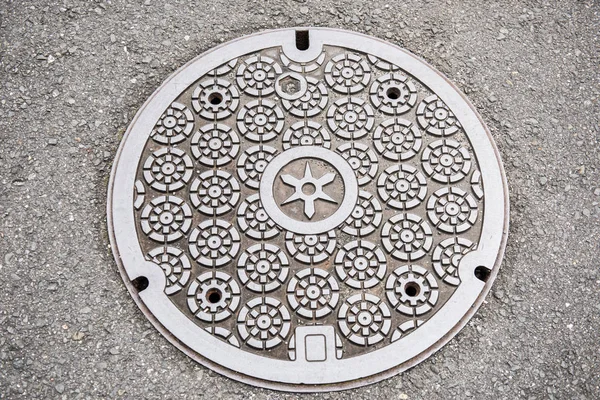 Yuvarlak tasarım menhol kapağı